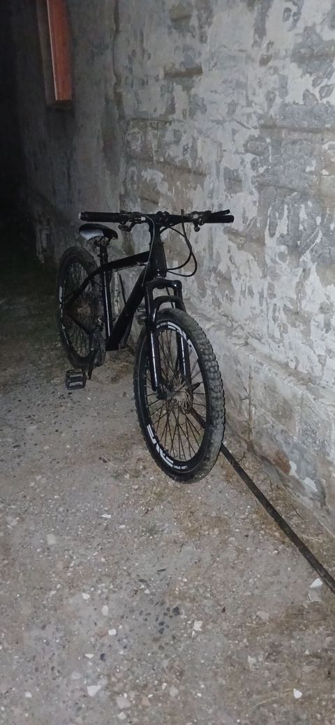 Dağ velosipedi – 26”rəngi qara təkərli, geniş protektorlu off-road — Bakı