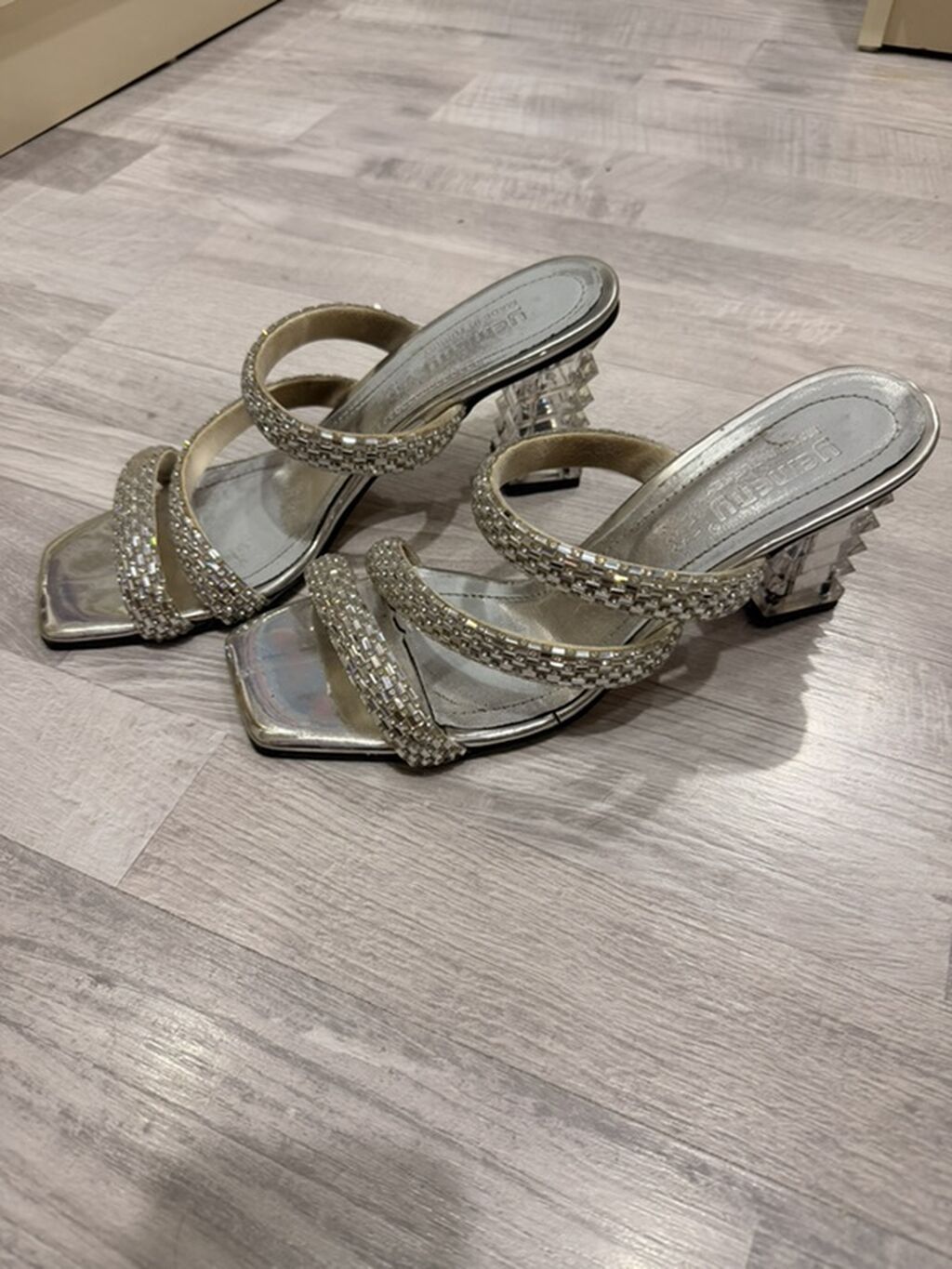 Zər ifli qadın sandaleti – gümüşü rəngdə, kvadrat burunlu, açıq — Sandal, Xırdalan (3)