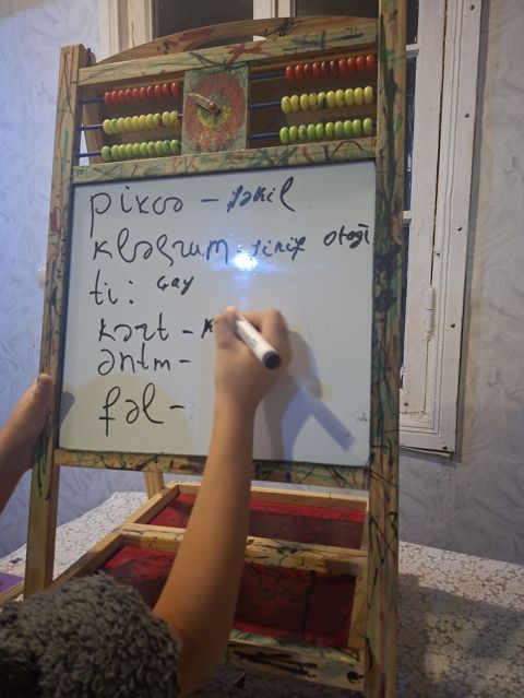 Uşaq üçün çoxfunksiyalı taxta lövhə təqdim olunur. Məhsul yazı yazmaq — Digah