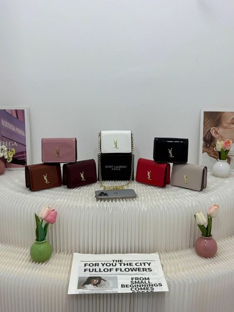 Saint Laurent zəncirli mini çantalar – YSL loqolu, patent (parlaq) — Madina