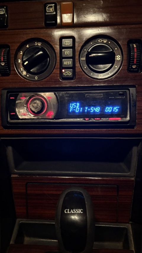 Pioneer avtomobil maq - Model: Pioneer (1-DIN panel) - Girişlər: USB — Sabirabad