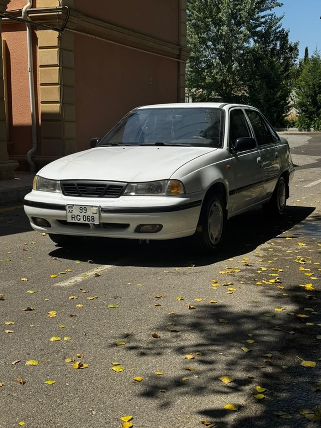 Ağ rəngli sedan, 4 qapılı, ön ötürücülü. Klassik, sadə dizaynlı kuzov — Avtomobillər, Şamaxı (5)