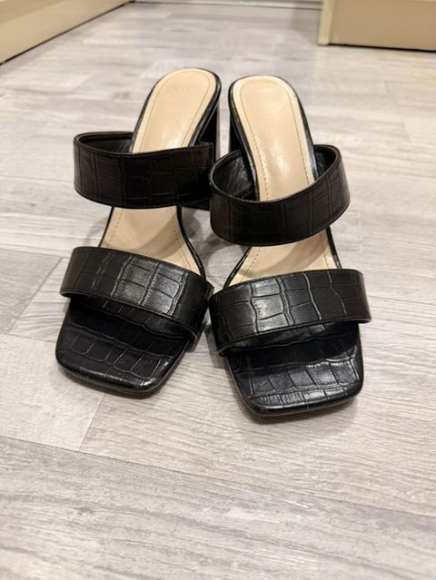 Qadın üçün qara topuq açıq tufli (mule) - Model: İki zolaqlı, kvadrat — Madina