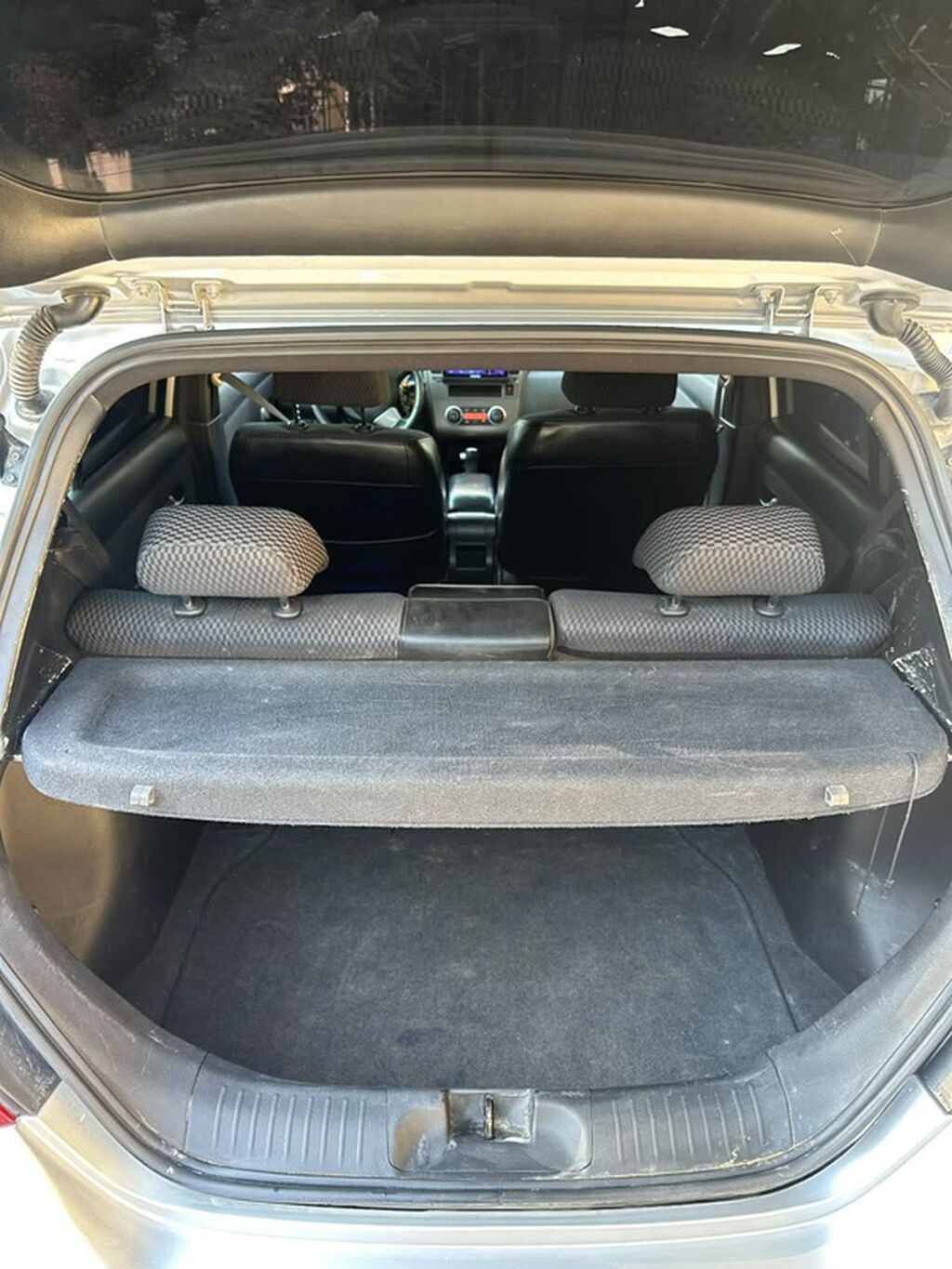 Nissan Tiida hatchback – gümüşü rəng Texniki və dizayn: - Korpus: 5 77-YV-983 — Avtomobillər, Bakı (7)