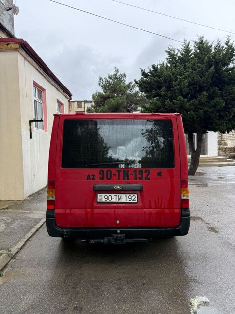 Ford Transit yük mikroavtobusu - Korpus: qapalı furqon, qırmızı rəng — Masazır