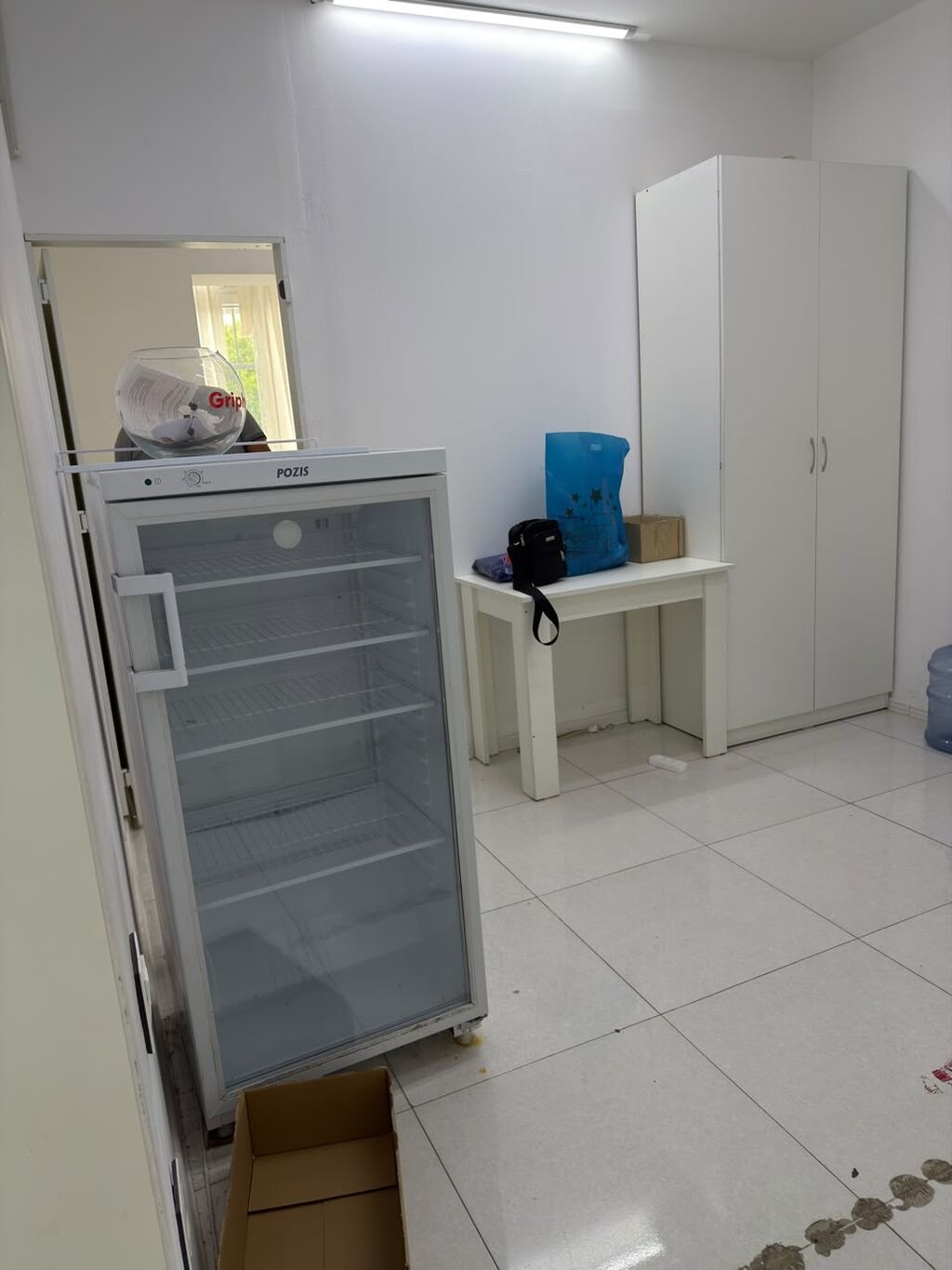 Aptek/mağaza üçün vitrin və mebel dəsti Tərkib: - Şüşəli vitrin — Vitrini, Bakı (2)