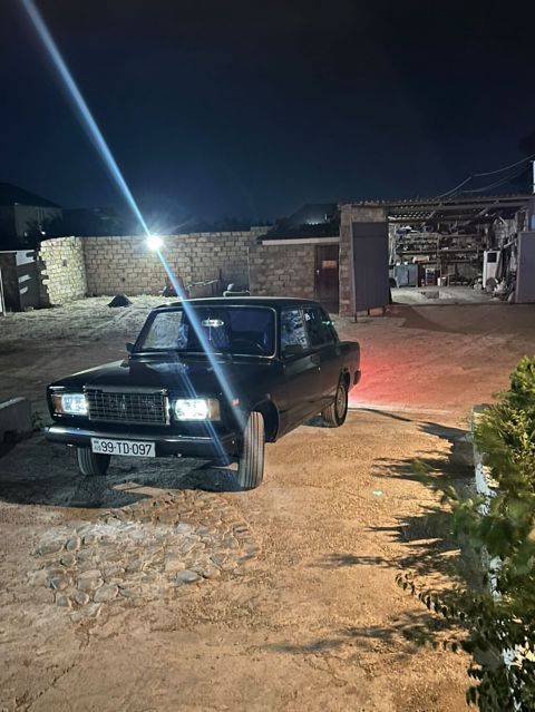 Lada 2107 sedan – qara rəng, klassik kuzov dizaynı. - 4 qapılı, arxa — Digah