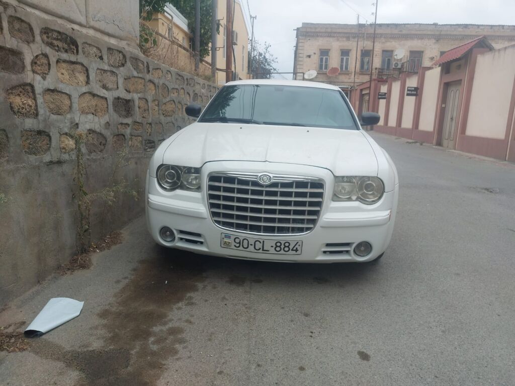 Chrysler 300C, ağ rəng, sedan Xüsusiyyətlər: - Güclü V6 benzin — Avtomobillər, Digah