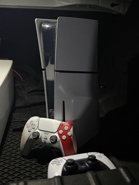 Salam, ideal veziyyetde Playstation 5 slim satilir. Uzerinde 2 eded — Bakı