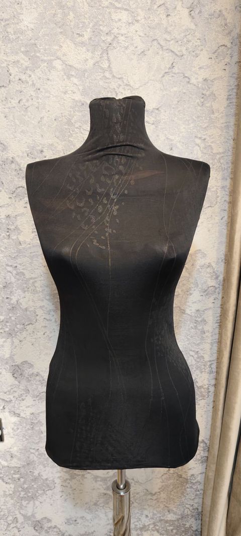 Qadın, Qara — 40 ₼ · Bakı · Maneken Qadın, Qara — Bakı