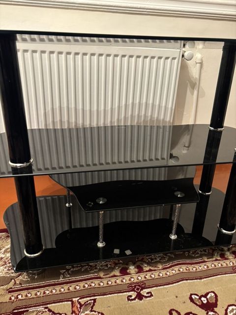 Şüşə TV stendi - Material: temperli qara şüşə rəflər, metal dayaqlar — Saray