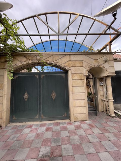 Satılır 9 otaqlı həyət evi/bağ evi 300 m² — Bakı