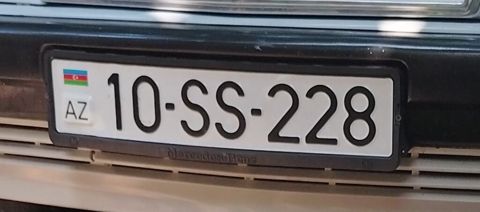 Nömrə nişanı: 10-SS-228 - Ölkə/kod: AZ (Azərbaycan), standart ağ — Qax
