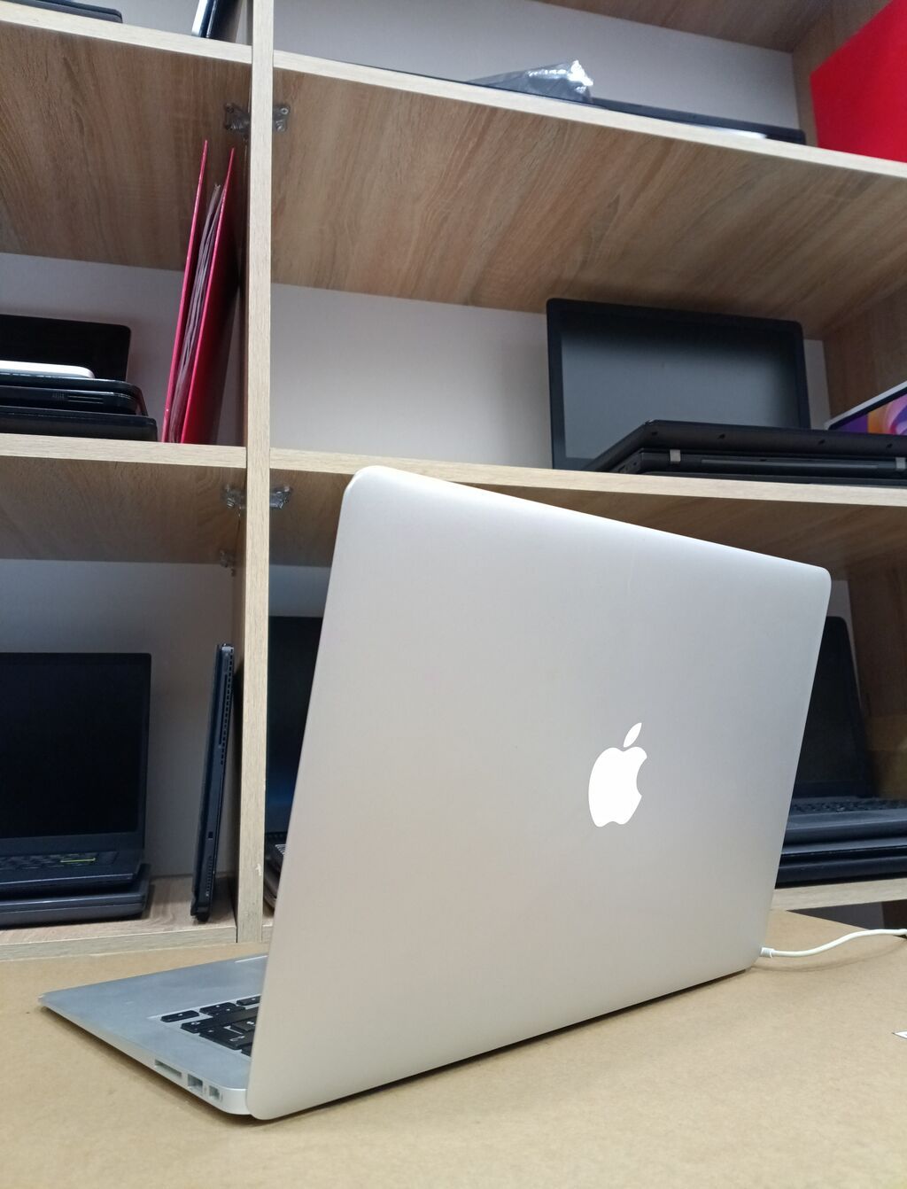 Apple MacBook Air 13" – gümüş alüminium gövdə, yüngül və nazik dizayn — Apple Macbook, Bakı (3)
