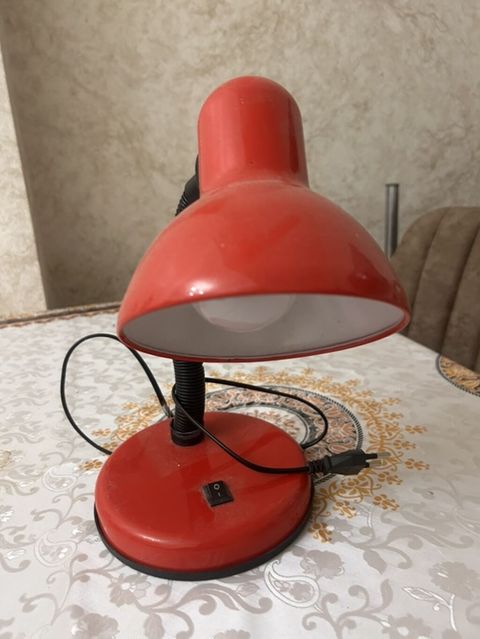 Qırmızı masa/lampa – elektriklə işləyən, qoşmalı model - Rəng — 8 ₼ · Bakı · Döşəmə və stol lambaları Qırmızı masa/lampa – elektriklə işləyən, qoşmalı model - Rəng — Bakı