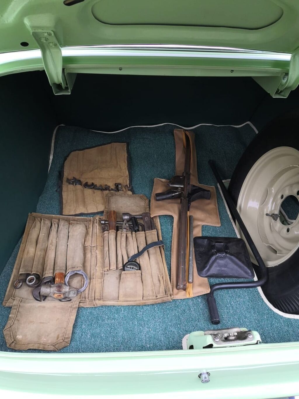 Klassik avtomobil – GAZ-21 “Volqa” (I seriya), açıq-yaşıl rəngdə — Avtomobillər, Sumqayıt (4)