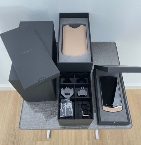 Vertu Constellation Cappuccino Calf 32GB — Bakı
