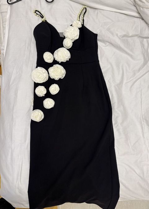 Qara kokteyl/ziyafət donu - Rəng: qara, ağ dekorlarla - Fason: bədənə — 50 ₼ · Bakı · Axşam paltarları Qara kokteyl/ziyafət donu - Rəng: qara, ağ dekorlarla - Fason: bədənə — Bakı