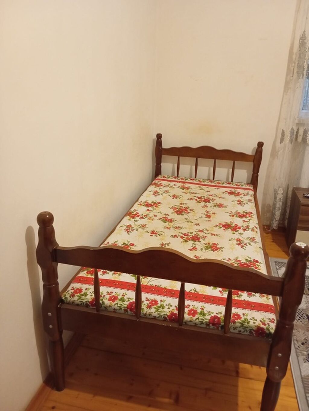 Taxta tək nəfərlik çarpayılar(yataq )satılır. 2 ədəddir. 2 si birlikdə — Yataqlar, Masazır (4)