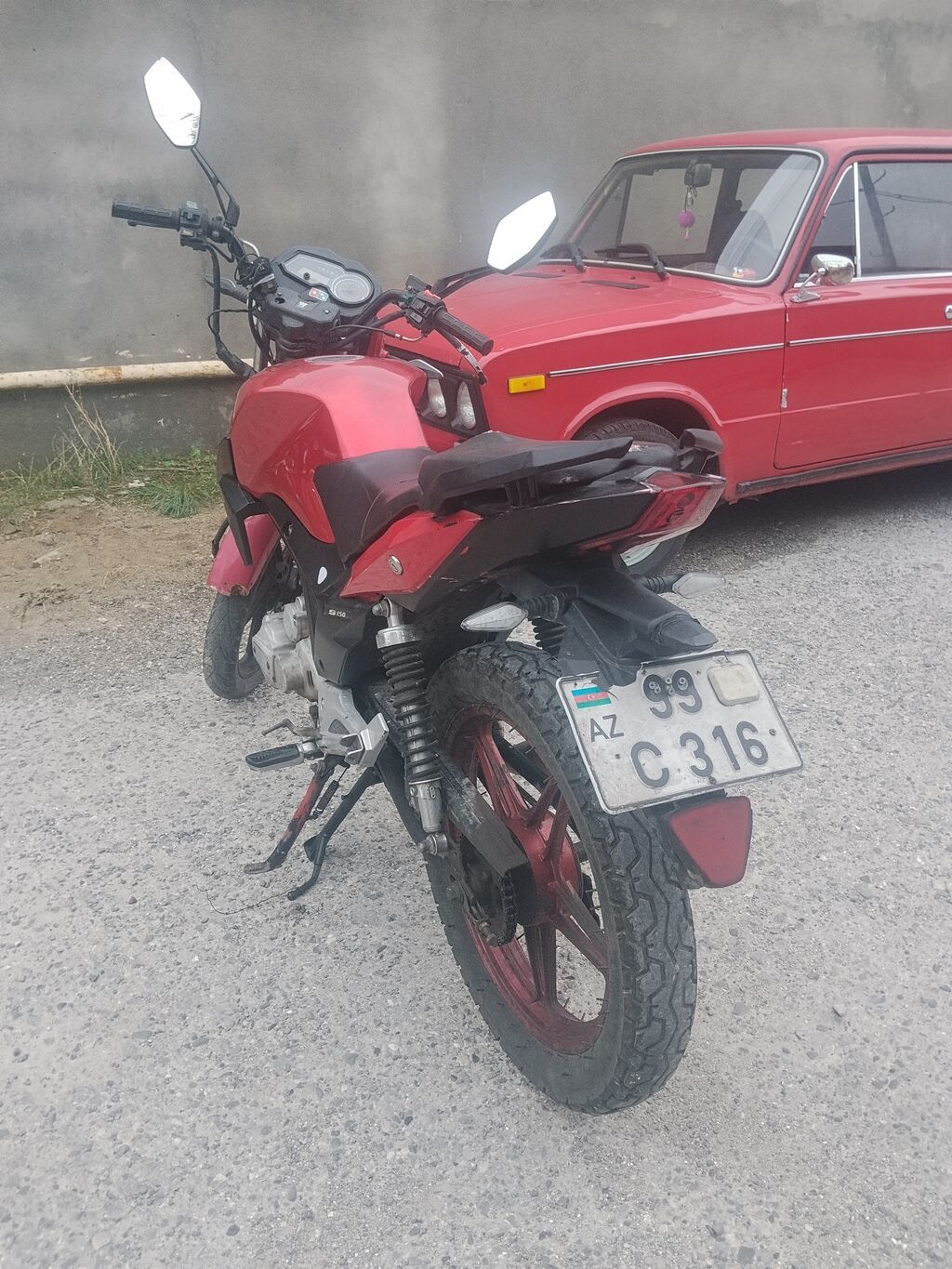 Qırmızı rəngli şəhər tipli motosiklet - Kuzov: street/naked dizayn — Motosikletlər, Digah (4)