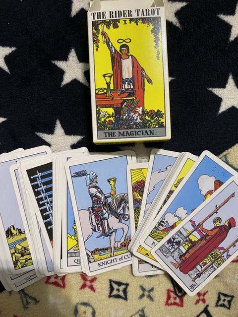 Yenidir Sadece acilib.Tarot kartlari — Digah