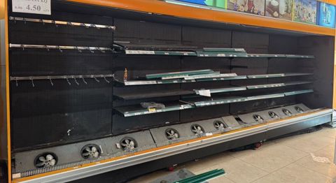 Südlük vitrin İşlək vəziyyətdə, Ümumi 6 metr. Qiyməti 4500 azn.Ünvan — Bakı