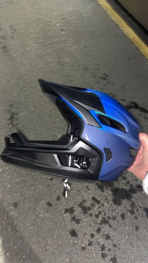 Dağ velosipedi üçün tam üzlü kaska - Tip: MTB/enduro kaskası, tam — 25 ₼ · Bakı · Ehtiyat hissələri və aksesuarlar Dağ velosipedi üçün tam üzlü kaska - Tip: MTB/enduro kaskası, tam — Bakı