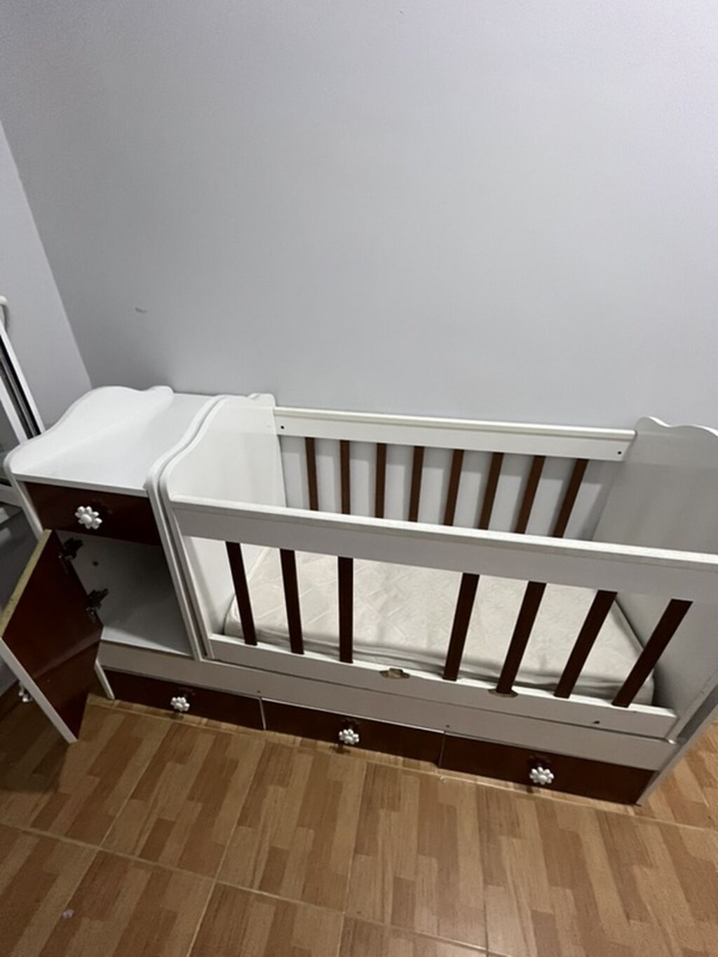 Uşaq beşiyi – komodlu, çekmecəli model - Rəng: ağ və tünd ağac — Bəşikləri, Digah (2)