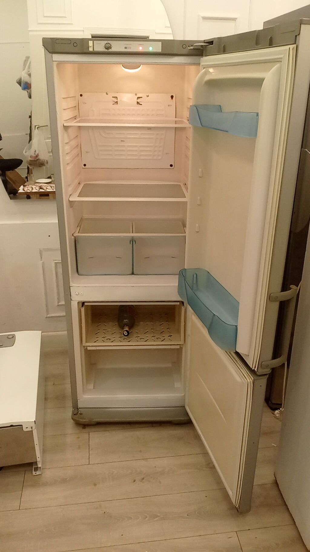 Gümüş rəngli iki qapılı soyuducu - Üst hissə – soyuducu bölmə, alt — Soyuducular, Bakı (2)