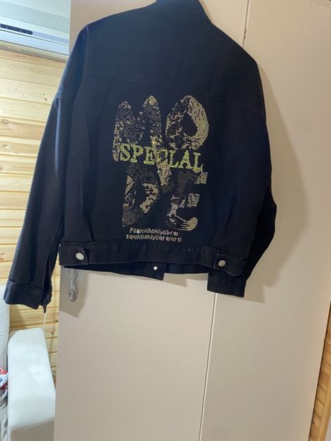 Qara denim cins jaket - Model: arxa hissədə iri “Mode/specıal” printi — 5 ₼ · Masazır · Coqlar və zaqetlər Qara denim cins jaket - Model: arxa hissədə iri “Mode/specıal” printi — Masazır