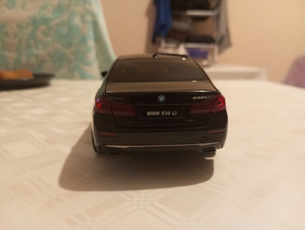 BMW 530 Li diekast model avtomobil (miqyas ehtimalən 1:18) - Rəng — Modellar, Xırdalan (2)