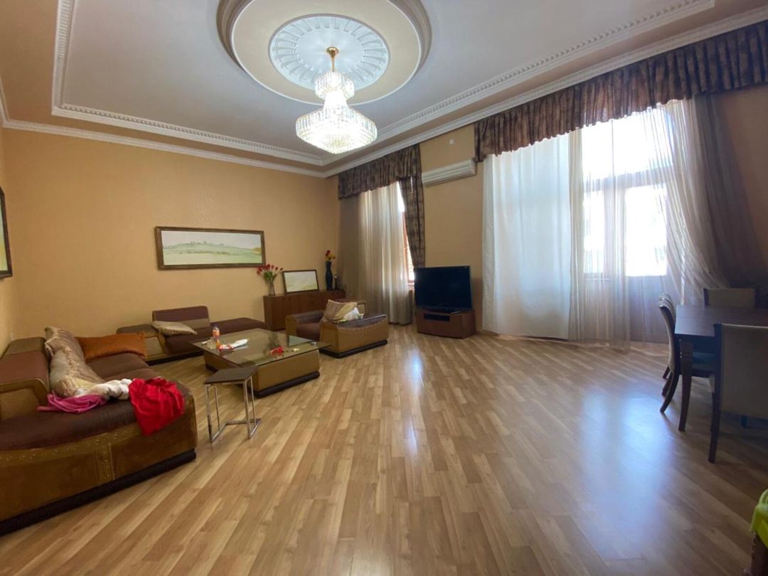 Satılır 7 otaqlı köhnə tikili 238 m² — Mənzil, Bakı (8)