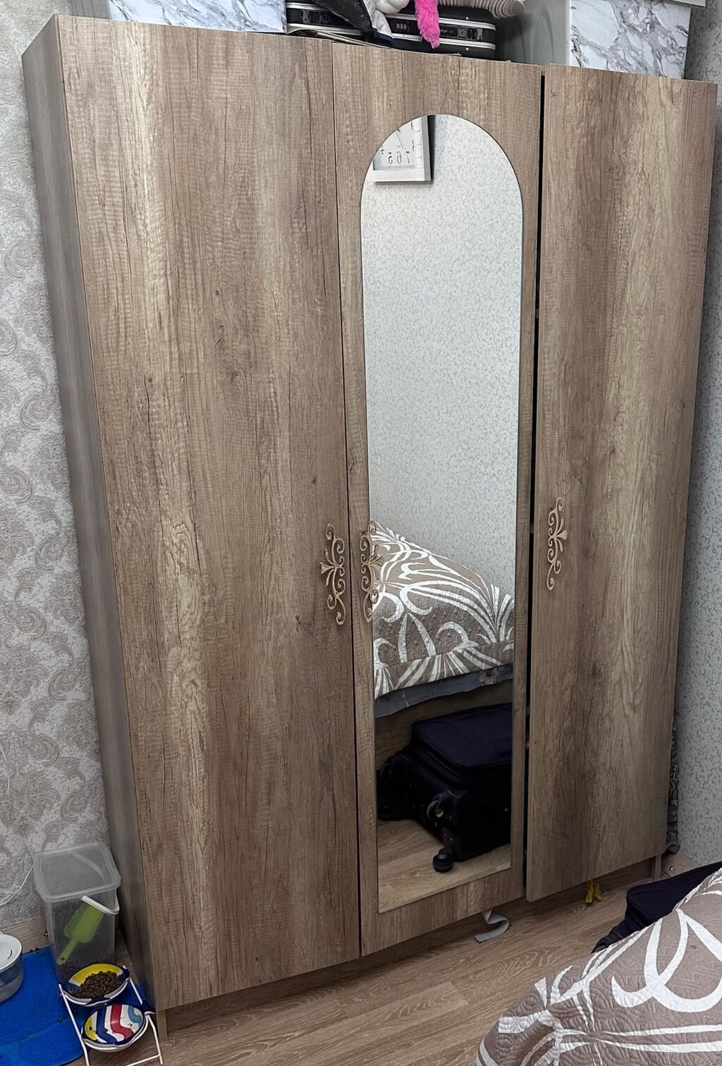 Dolab satılır qiyməti 150 azn. Ünvan Biləcəri qəs, ağ saray yanı(4200) — Mebel, Bakı