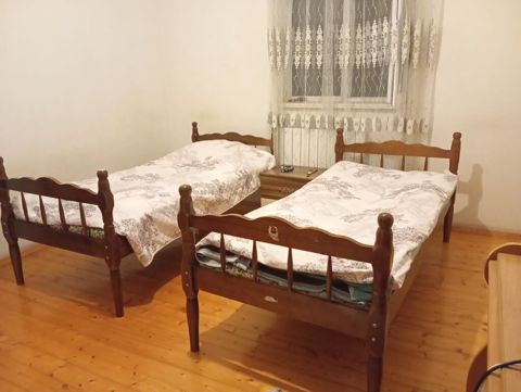 Taxta tək nəfərlik çarpayılar(yataq )satılır. 2 ədəddir. 2 si birlikdə — Masazır