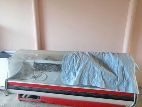 Vitrin soyuducu tam işləkdir şəkildə gördüyü kimi şüşənin bir hissəsi — Gəncə