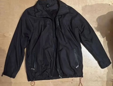 Qara rəngli yüngül küləkkeçirməz gödəkçə - Ölçü: 2XL (etiketdə “2X”) — Bakı