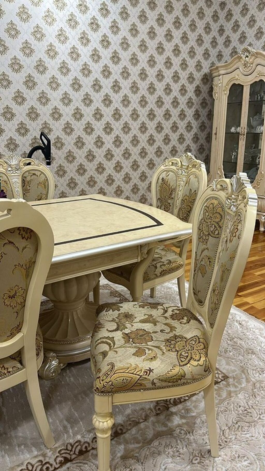 Klassik üslubda qonaq otağı mebel dəsti Tərkibi: - Yemək masası — Qonaq otağı üçün, Sabirabad (2)