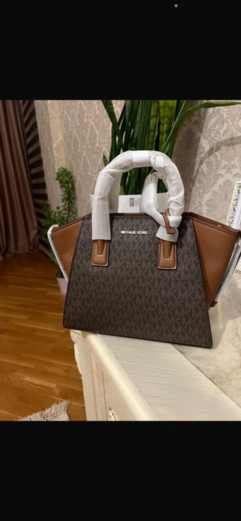 Michael Kors qadın çantası - Dizayn: üçbucaq siluetli — Bakı