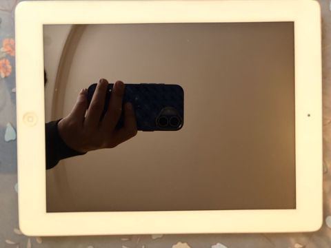 Apple iPad planşet - Model: iPad (ağ ön panel, gümüş arxa korpus — Bakı