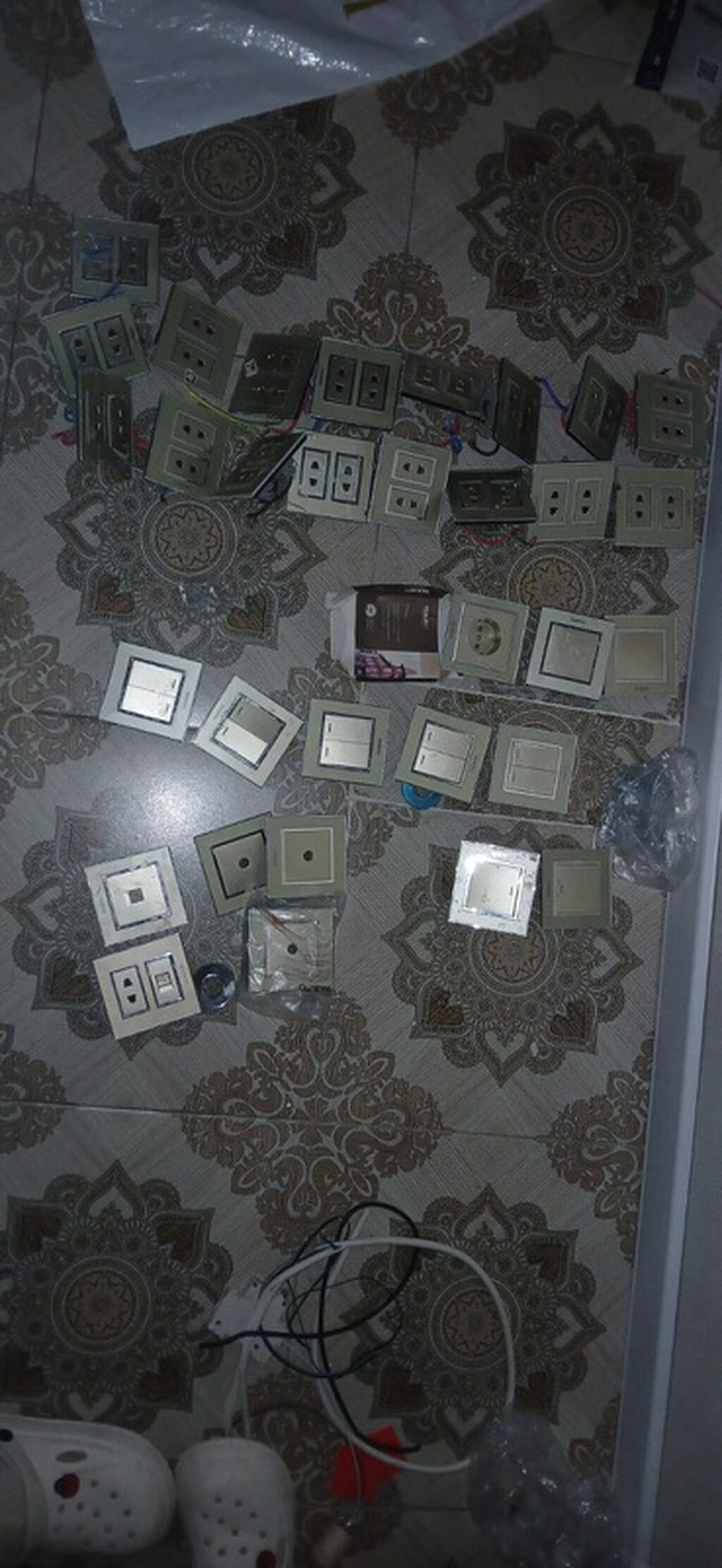 Elektrik aksesuarları paketi – açar və rozetkalar 32 ədəd. Məhsulun — Rozlər, fişləri və keçicilər, Masazır