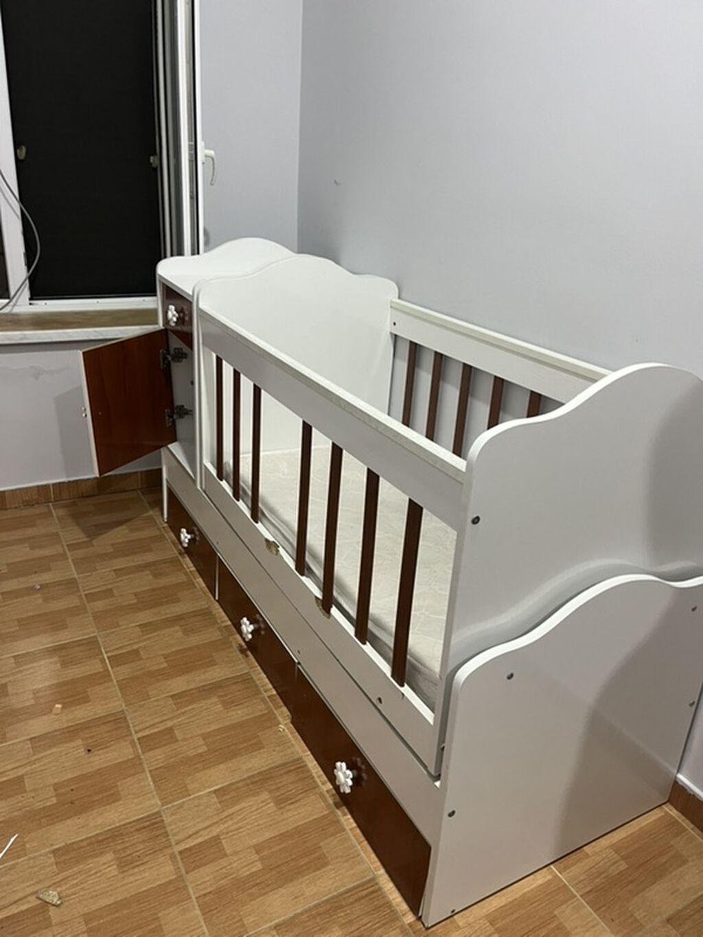 Uşaq beşiyi – komodlu, çekmecəli model - Rəng: ağ və tünd ağac — Bəşikləri, Digah (3)