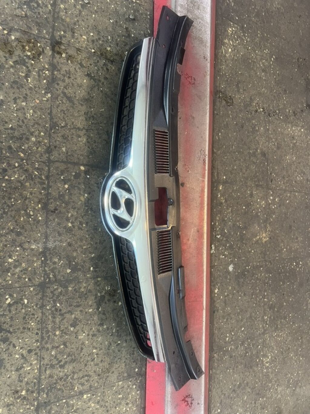 Hyundai İ30 2008 ön radiator barmaqlığı (emblemli) — Kuzov hissələri, Bakı
