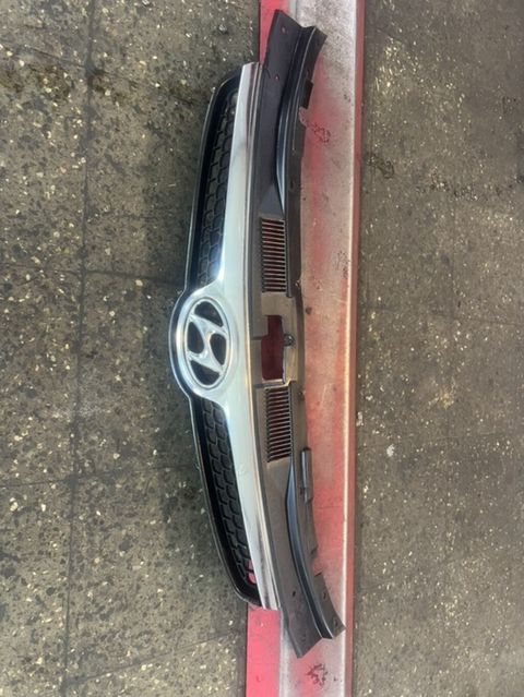 Hyundai İ30 2008 ön radiator barmaqlığı (emblemli) — Bakı