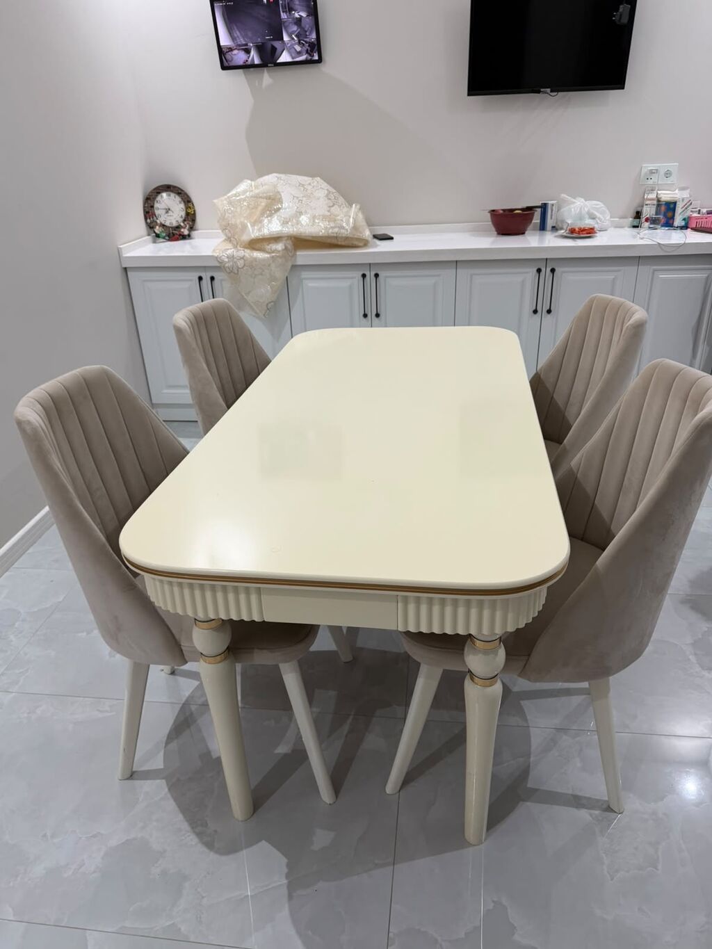 Masa dəsti satılır 350₼. 4 oturcağı var.Ünvan — Mebel, Bakı