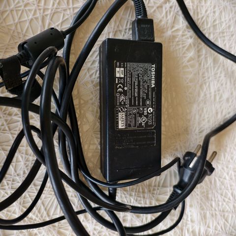 Toshiba adapteri — Bakı