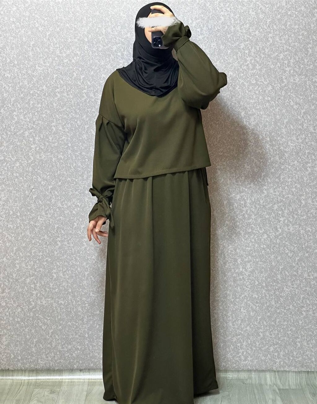 Tünd zeytun yaşıl rəngdə, sadə və zərif dizaynlı uzun geyim dəsti. İki — Kostyum, Bakı