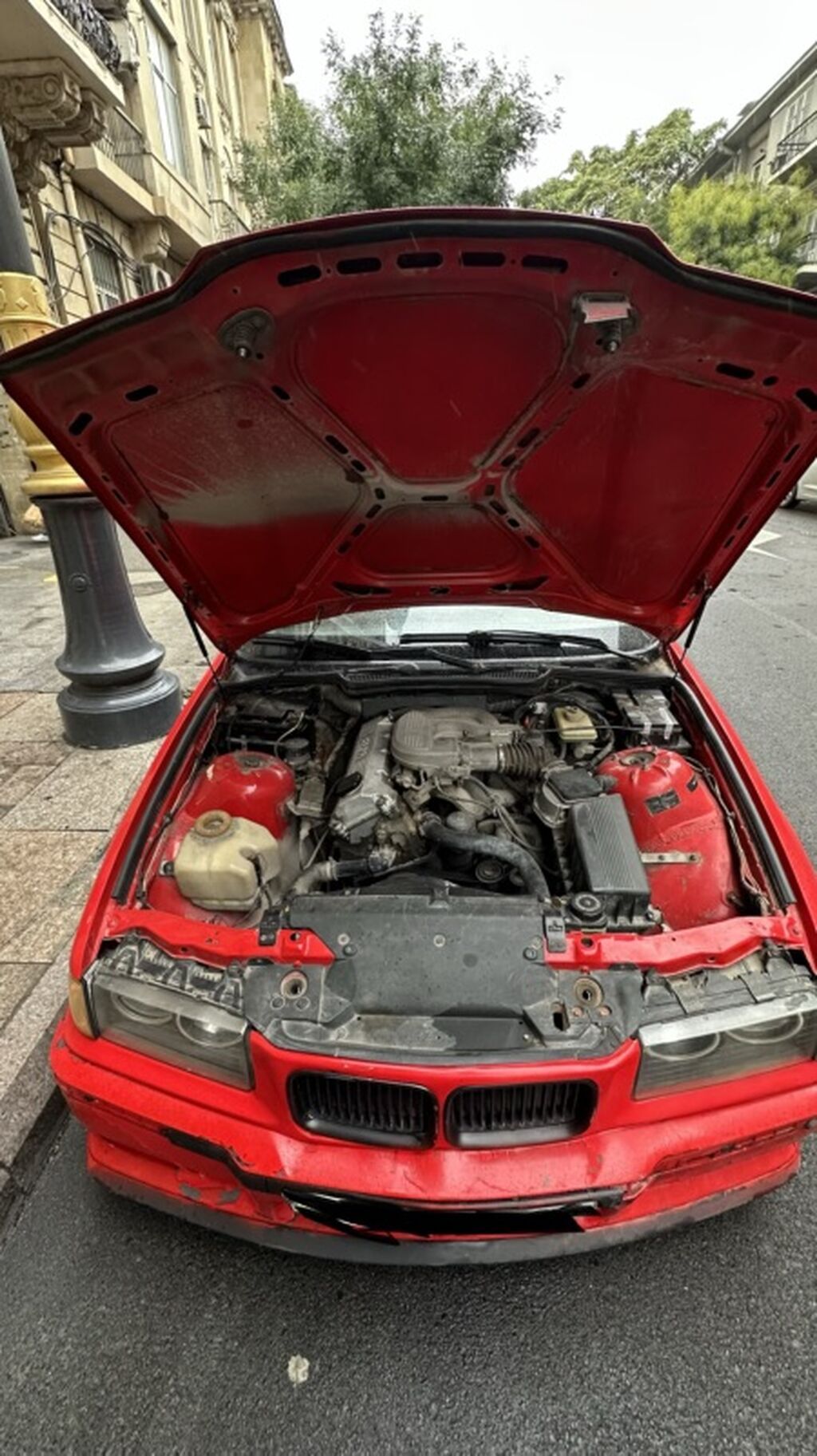 BMW 3 Series E36 sedan – parlaq qırmızı rəngdə, 4 qapılı kuzov — Avtomobillər, Bakı (10)
