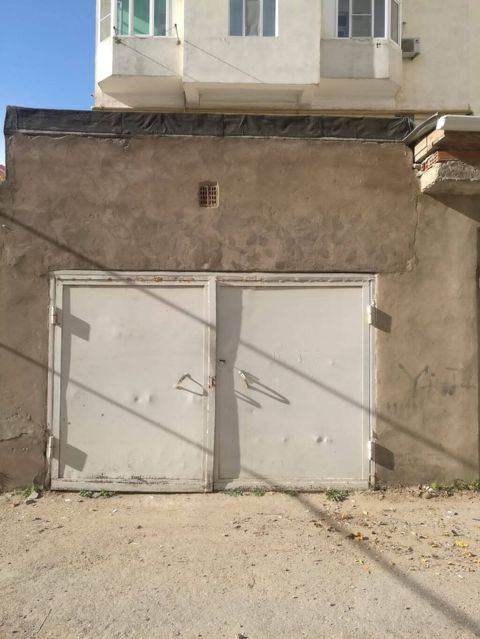 Geniş qapılı, beton tavanlı və kafel döşəməli qapalı qaraj/ankardan — Bakı