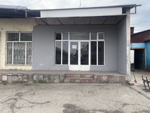 İcarəyə verilir – vitrinli obyekt - Fasadda geniş şüşə vitrin və — Quba