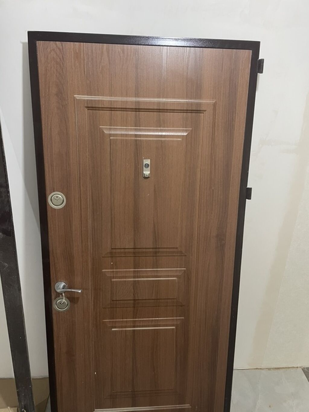 Dəmir giriş qapısı – taxta teksturalı panel Qapi ag seherdə mənzildən — Pəncərələr, qapılar, balkonlar, Bakı (3)